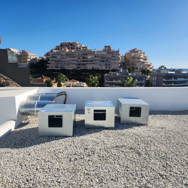 Equipos y conductos metálicos de ventilación instalados en una cubierta